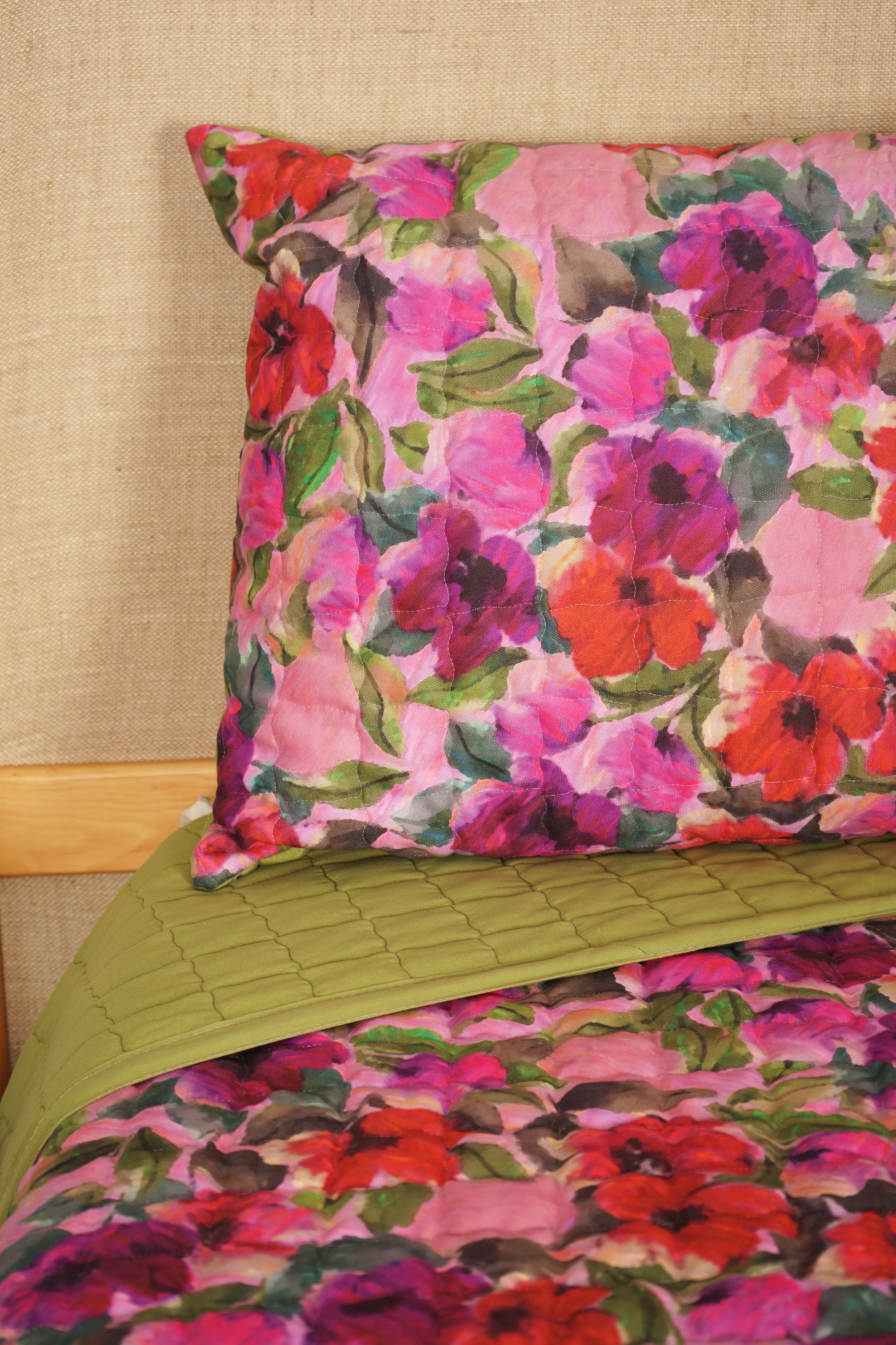 Pinky Floral Kapitoneli Yatak Örtüsü 2