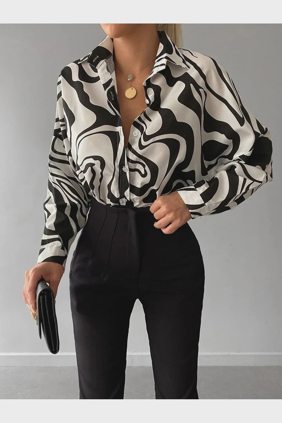Kadın Siyah Desenli Oversize Uzun Basic Gömlek Arm-22Y001148